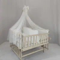 تخت کنار مادر