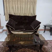 یک مبل سه نفره با میزها