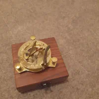 قطنما ساعت افتابی برنجی|کلکسیون اشیاء عتیقه|صدرا-فارس, فاز ۱|دیوار