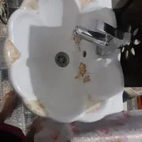 روشویی همراه با شیر سالم با اتصالات سرد و گرم