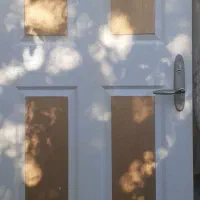 درب چوبی با قفل کلید