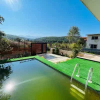 خونه باغ با فضایی باز زندگی دردل جنگل با استخر