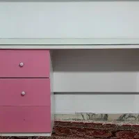 کتابخانه و میز تحریر