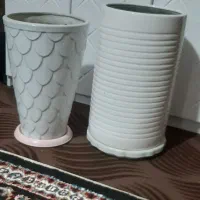 سه عدد گلدان.یکی هم با گل