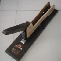 منگنه وسط زن صحافی