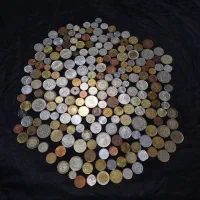 تعدادی اسکناس و سکه ایرانی و خارجی