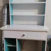 میز تحریر و کتابخانه