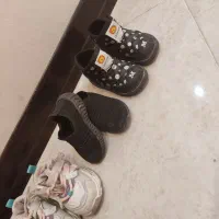 تعدادی وسایل بچه|کفش و لباس بچه|شیراز, زرهی|دیوار