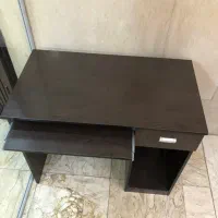 یک عدد میز تحریر سالم