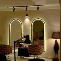 به نیروی کار خدماتی نظافت در سالن زیبایی