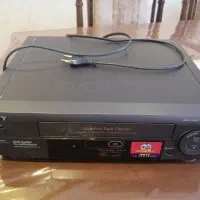 یک دستگاه ویدئو و یک دستگاه DVD