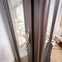 ویترین شیشه ای کلاسیک تمیز وسالم