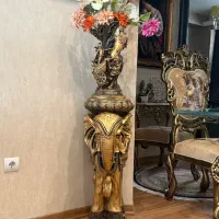 میز تلفن همراه با گلدان