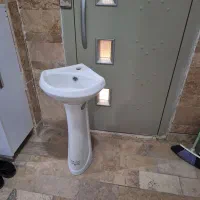 ۲ تا روشویی با پایه و یک آینه و باکس