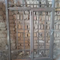 پنجره آهنی و درب چوبی|مصالح و تجهیزات ساختمان|کاشان, باغ ماجد|دیوار
