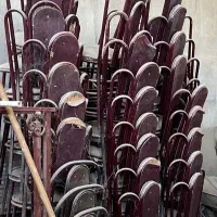 تعدادی صندلی و میز قدیمی سالم به فروش میرسد