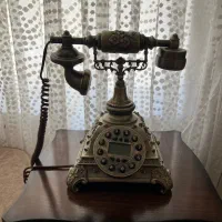 تلفن و میزش