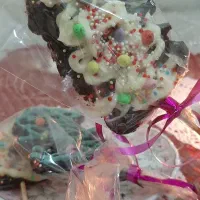 کاج شکلاتی و حروف تزیینی و خوراکی