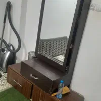 اینه کشویی و پشت اینه شلف مخفی و ی کشو متحرک داره