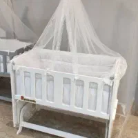 تخت کنار مادر گهواره