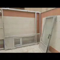 درب آلمینیومی کاملا سالم و درحد نو