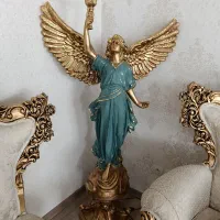 مجسمه کنار سالنی
