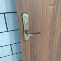 درب آپارتمان با قفل