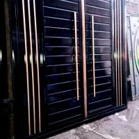 بزرگ‌ کامیون رو درب خانه حیاطی حیاط آهن اهنی