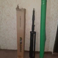 پرده سبز و سه پایه