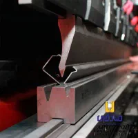 خم کار مسلط به پرس برک و کارگر ساده