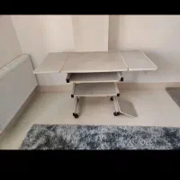 میز کامپیوتر با پایه قهوه ای رنگ