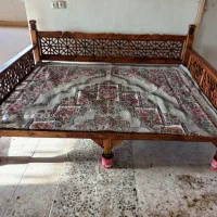 تخت سنتی سالم و تمیز روغن خورده