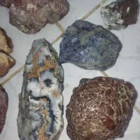 تعداد زیادی گوهر سنگ