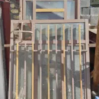 درب ورودی هال و حیاط خلوت وپنجره سالم و...