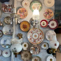 چراغ و بشقاب های دیواری