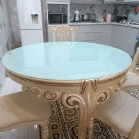 یک دست میز و صندلی ناهارخوری طرح دار