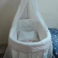 تخت کنار مادر یا گهواره