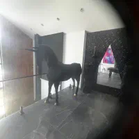 مجسمه اسب تک شاخ