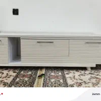 میز تلویزیون و ساعت ایستاده