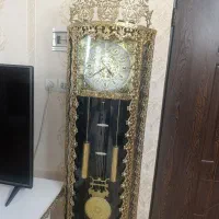 زیر تلویزیون و ساعت ایستاده