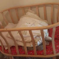 تخت کنار مادر با تشک و محافظ دور تخت نو