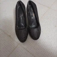 کفش نو|کیف، کفش، کمربند|قم, دروازه چوبی|دیوار