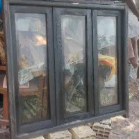 ۳ عدد پنجره کوچک و بزرگ چوبی جنس ابنوس و درب چوبی