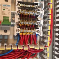 طراحی و مونتاژ تخصصی انواع تابلو برق صنعتی