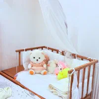 تخت کنار مادر