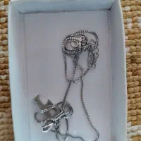 یک عدد گردنبد حروف انگلیسی