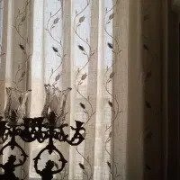 پرده  کتان و اینه وساعت ومجسمه