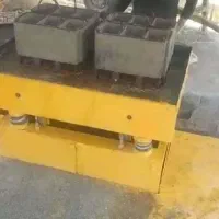 دو نفر کارگر اتباع با مجوز معتبر جهت تولید بلوک