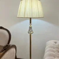 آباژور ایستاده