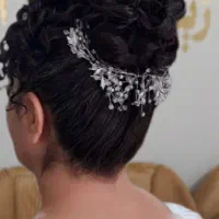 خدمات عروس و همراهی شنیون ،میکاپ،رنگ و لایت